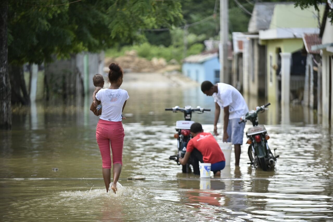 Una joven camina descalza por un sector de Montecristi.