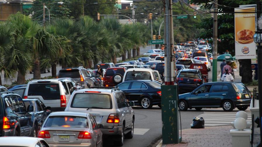 Para reducir tapones, plantean estacionar en un solo carril Para reducir tapones, plantean estacionar en un solo carril