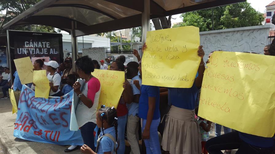 Estudiantes de El Cacique de Monte Plata piden terminación de escuela