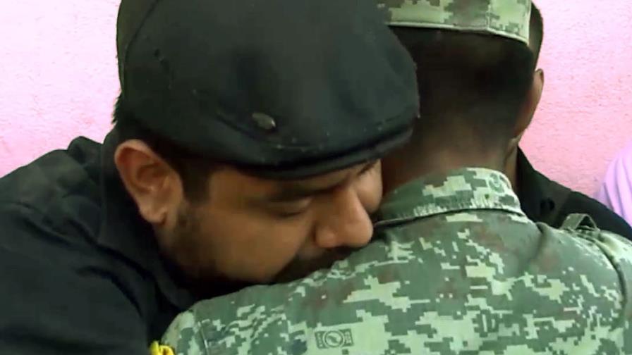 Emotivo encuentro entre fotógrafo y soldado que rompió en llanto tras hallar familia
