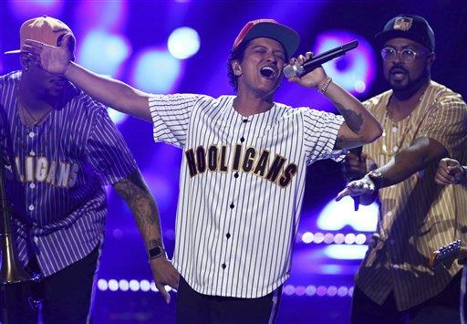 Bruno Mars amplía su apoyo a beca estudiantil del Grammy 