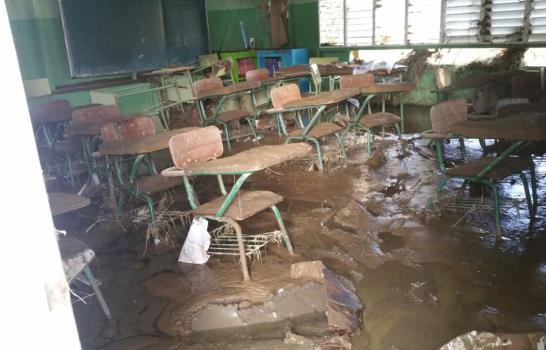  Obras Públicas interviene escuela inundada de lodo en  San Pedro de Macorís