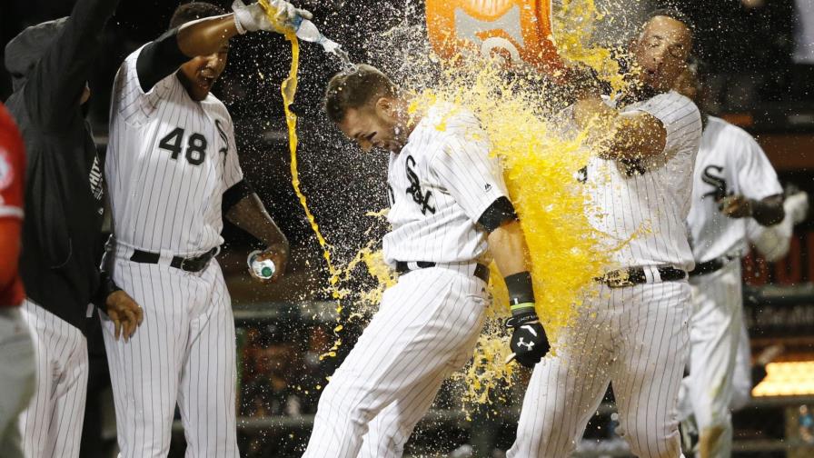 Jonrón de Delmonico en la 10ma elimina a Angelinos; Pujols de 4-2