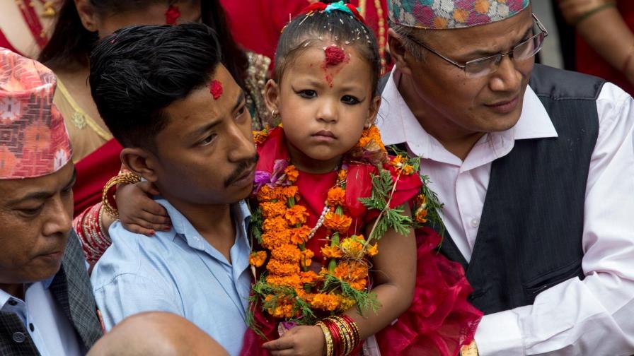 La controversial tradición de las niñas diosas de la India