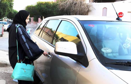 Arabia Saudita da marcha atrás y permite que las mujeres tomen el volante
