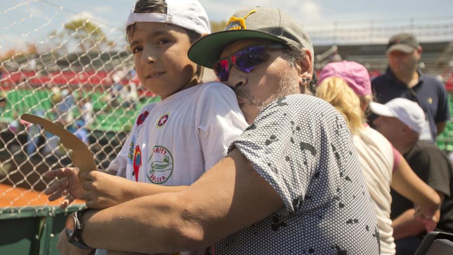 Maradona lleva a sus hijas preferidas ante la justicia 