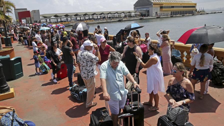 Multitud busca lugar en un crucero para salir de Puerto Rico