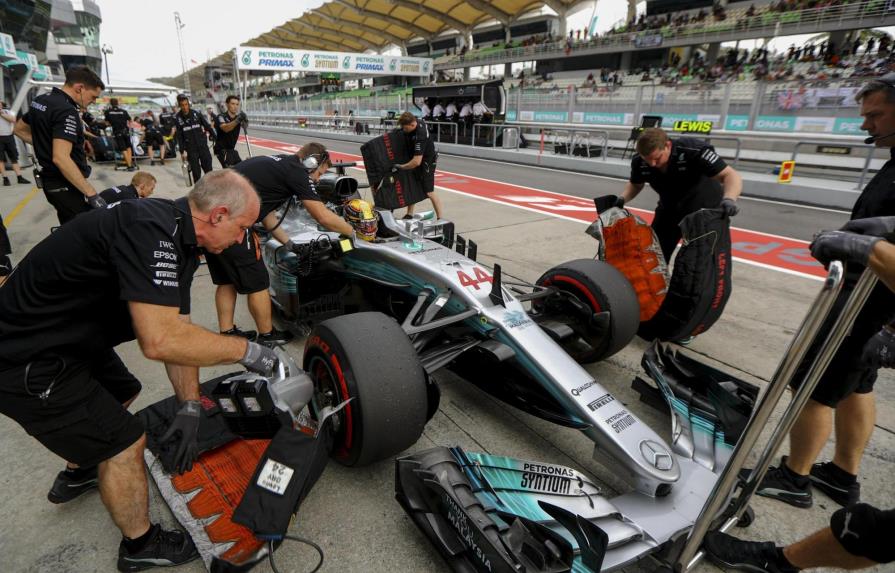 Vettel mete presión a Hamilton en primeros ensayos del GP de Malasia