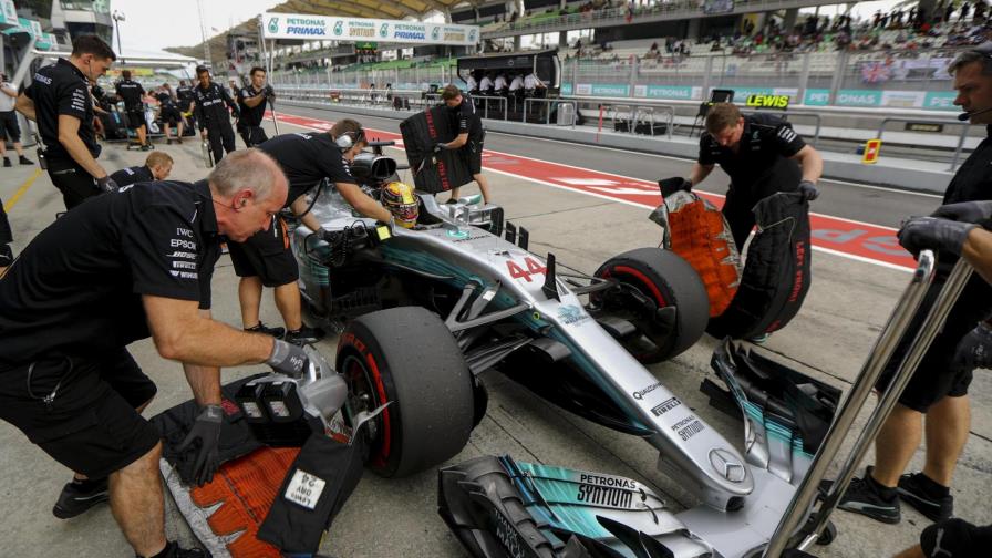 Vettel mete presión a Hamilton en primeros ensayos del GP de Malasia