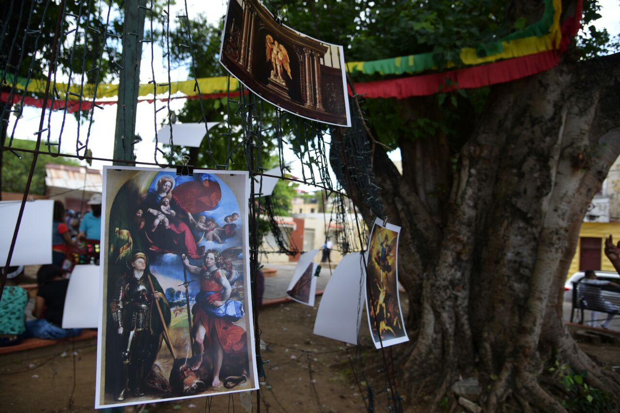 Imágenes de San Miguel Arcángel fueron colgadas en los alrededores de la iglesia que lleva su nombre hoy, 29 de septiembre de 2017.