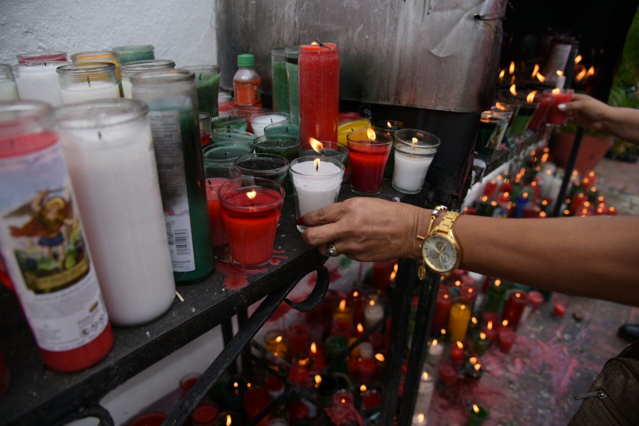 Devotos de San Miguel Arcángel encienden velas hoy, 29 de septiembre de 2017.