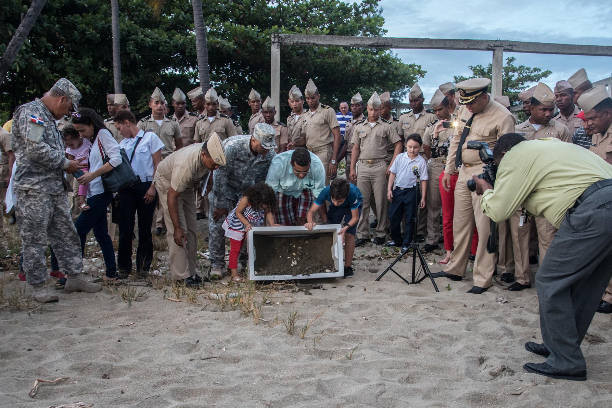 Omar Shamir Reynoso enseña el proceso de liberación a miembros de la Armada Dominicana.