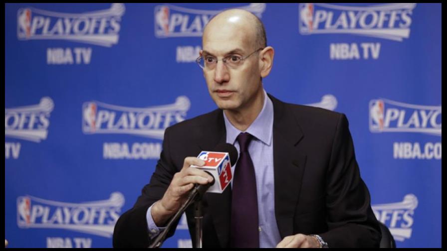 Lo dispone la NBA: Jugadores deben permanecer de pie durante himno 