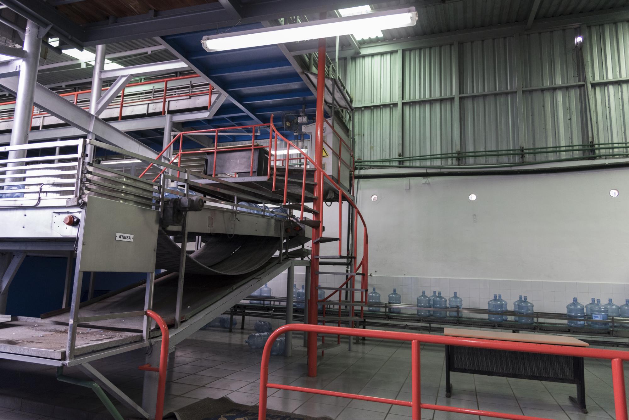 Esta máquina traslada los botellones hasta un espacio donde son revisados nuevamente pero bajo la luz.