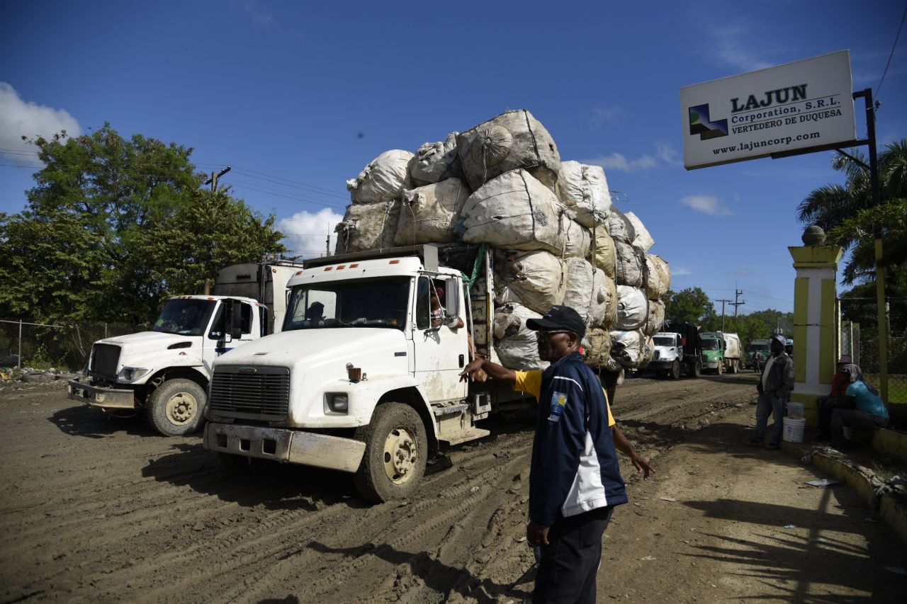 Vista de los camiones en los alrededores del vertedero Duquesa hoy, 30 de septiembre de 2017.