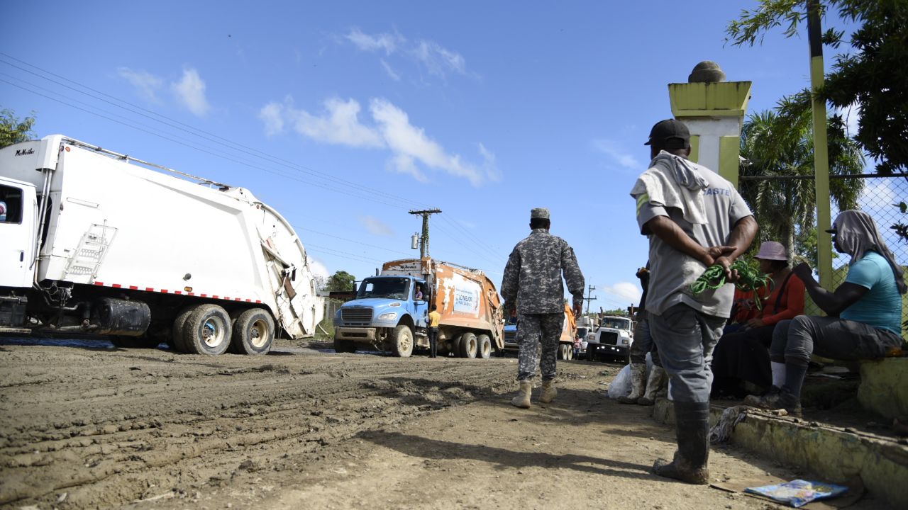 Vista de los camiones en los alrededores del vertedero Duquesa hoy, 30 de septiembre de 2017.
