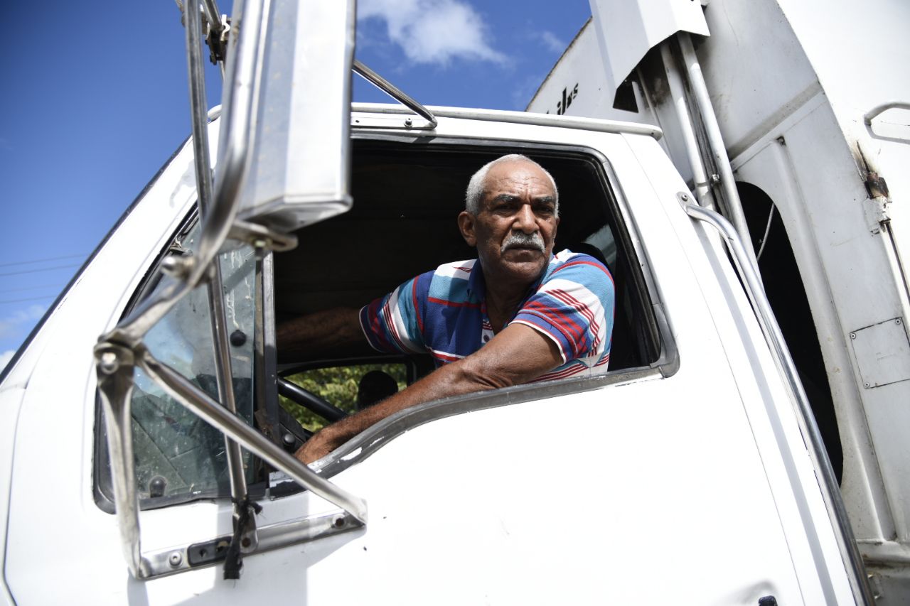 Unos de los camioneros explicó a Diario Libre que llegó al lugar a las 5:00 am y aún a las 10:00 no había entrado.