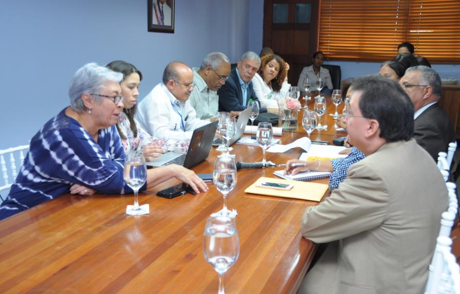 Ministra de Salud reúne Comisión de Infectología, para prevenir leptospirosis
