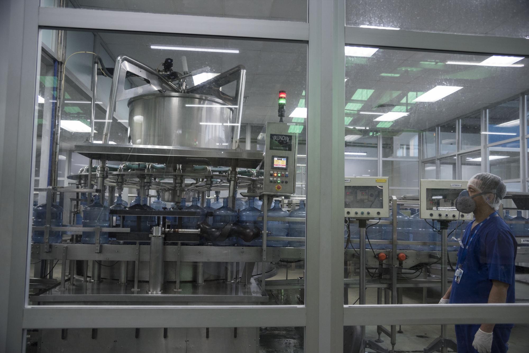 Proceso de llenado de agua de los galones.