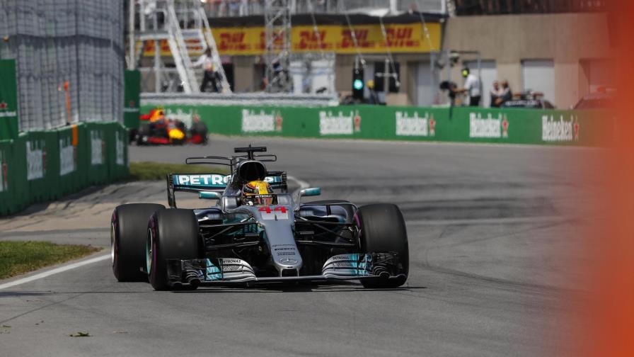 La Mercedes advierte a Lewis Hamilton por el uso de redes 