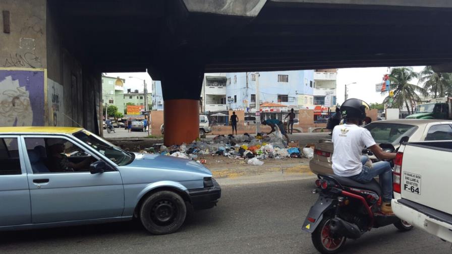 Pese a control de Duquesa por parte de organismos del Estado, la basura se acumula en el Gran Santo Domingo Pese a control de Duquesa por parte de organismos del Estado, la basura se acumula en el Gran Santo Domingo