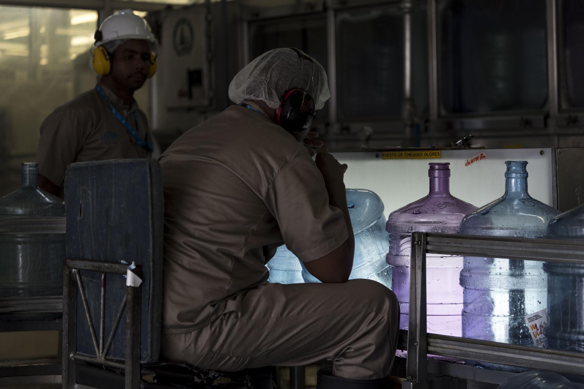 Proceso de revisión bajo la luz en Agua Crystal.