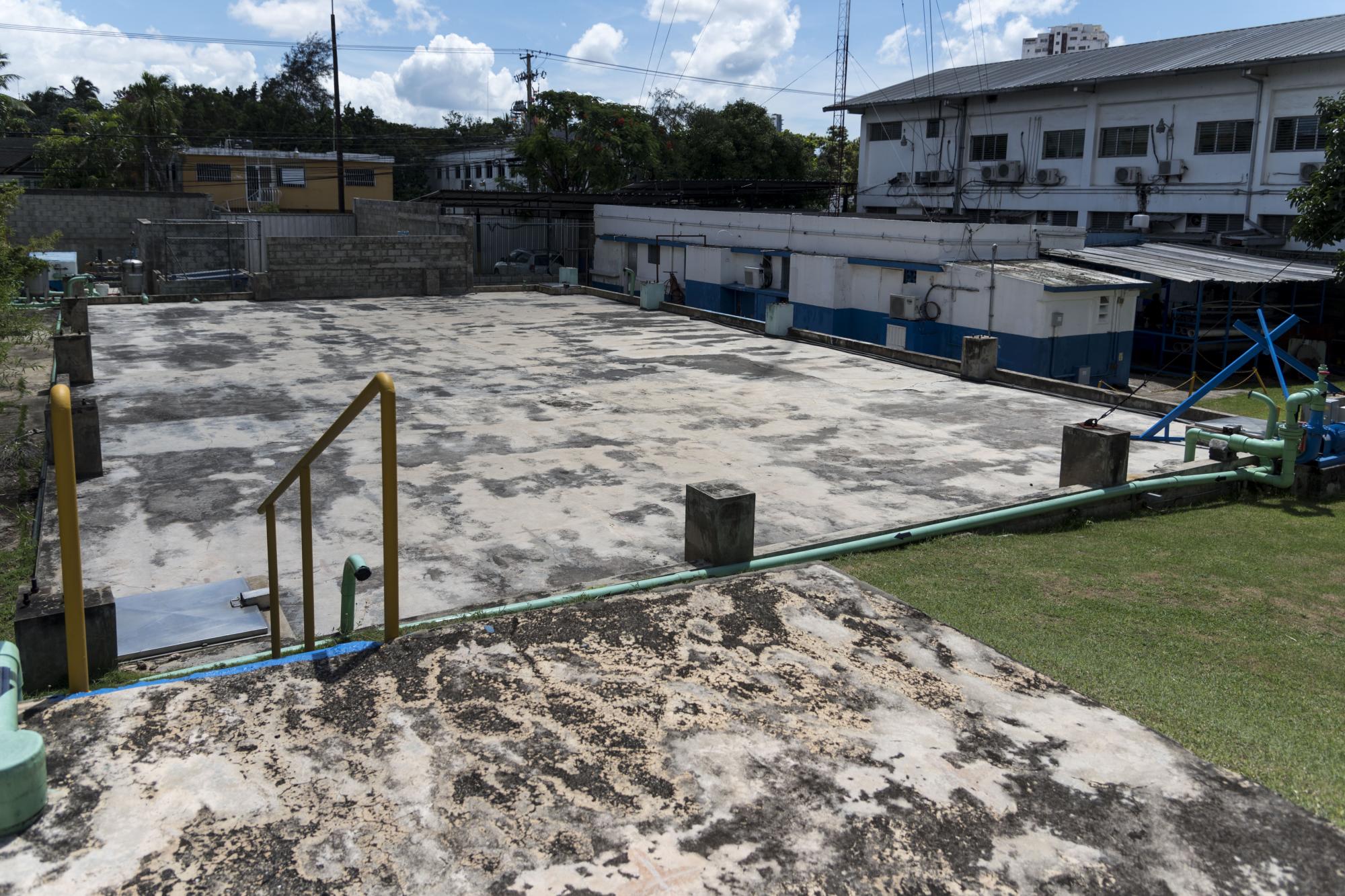 Una de las cisterna donde Agua Crystal conserva el agua que llega de la CAASD.