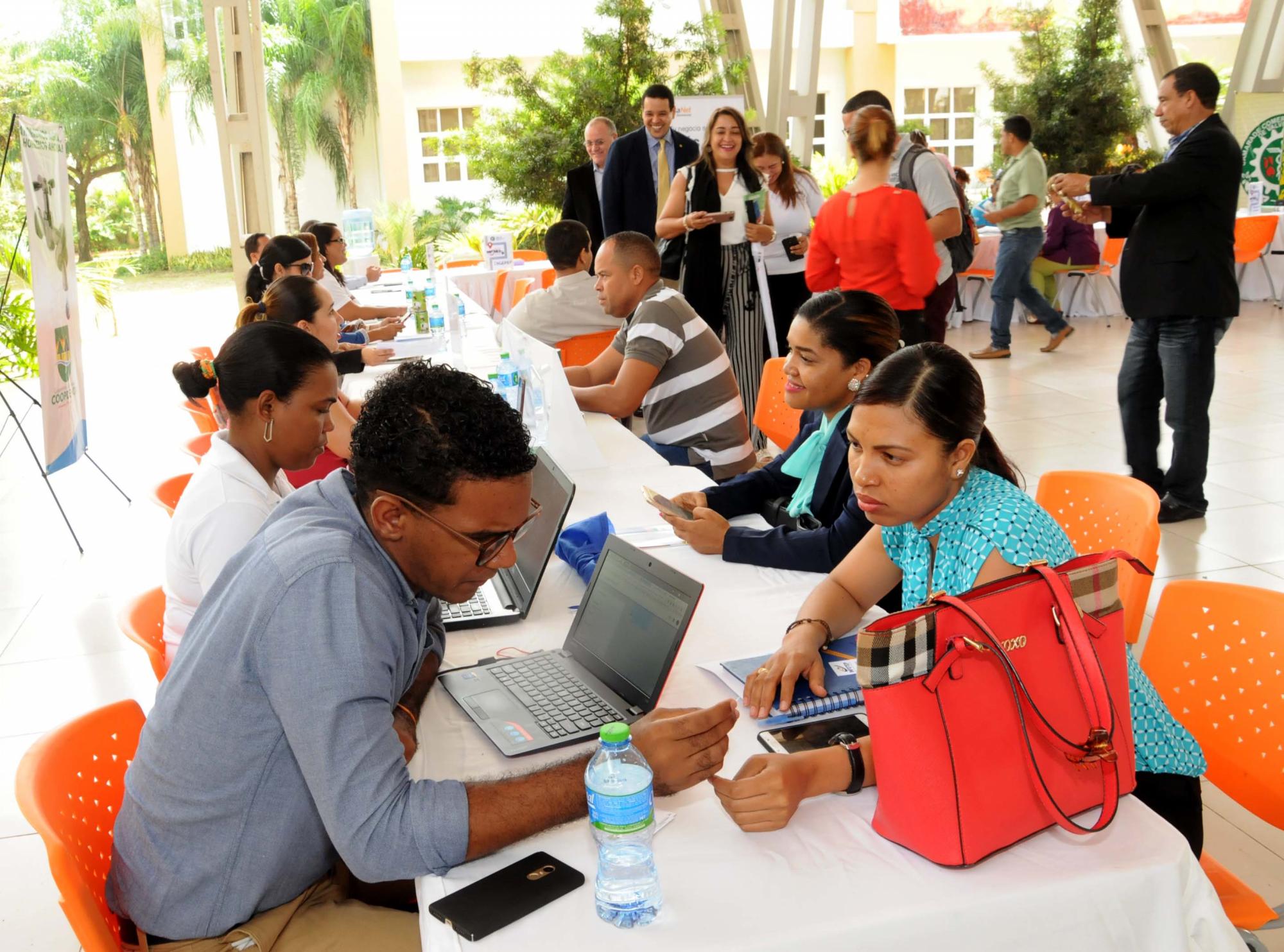 Uno de los módulos más visitados fue el de economía digital, donde los presentes tuvieron la posibilidad de geolocalizar sus negocios y diseñar su línea gráfica.