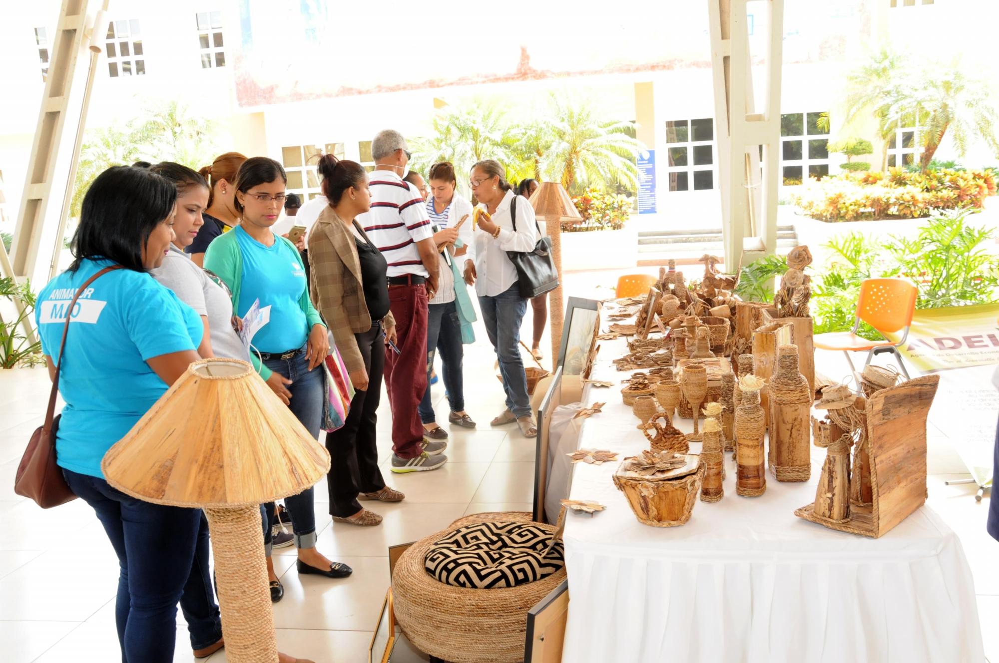 Asistentes a la Ruta Mipymes en Valverde aprecian las artesanías hechas por las mujeres que forman parte del Programa de Autonomía Económica y Liderazgo de la Mujer.