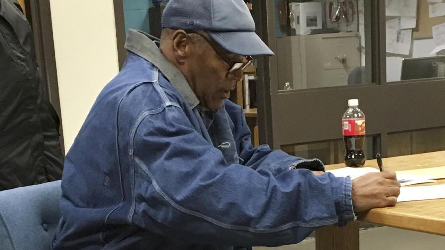 O.J. Simpson sale de prisión después de 9 años por robo 