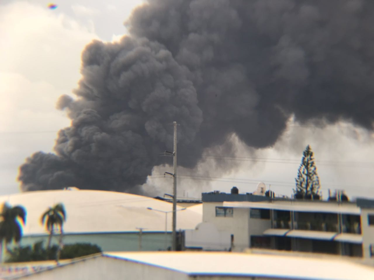Bomberos batallan para sofocar incendio en autopista Duarte
