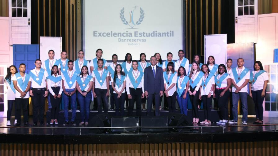 Banreservas premia a 517 estudiantes hijos de empleados