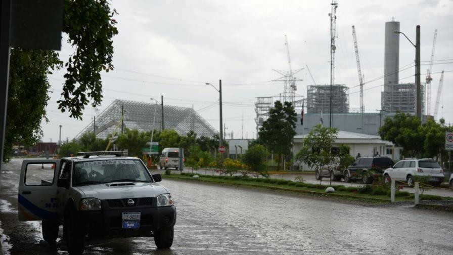 Policías custodian entrada a Punta Catalina por impasse con empleados despedidos 