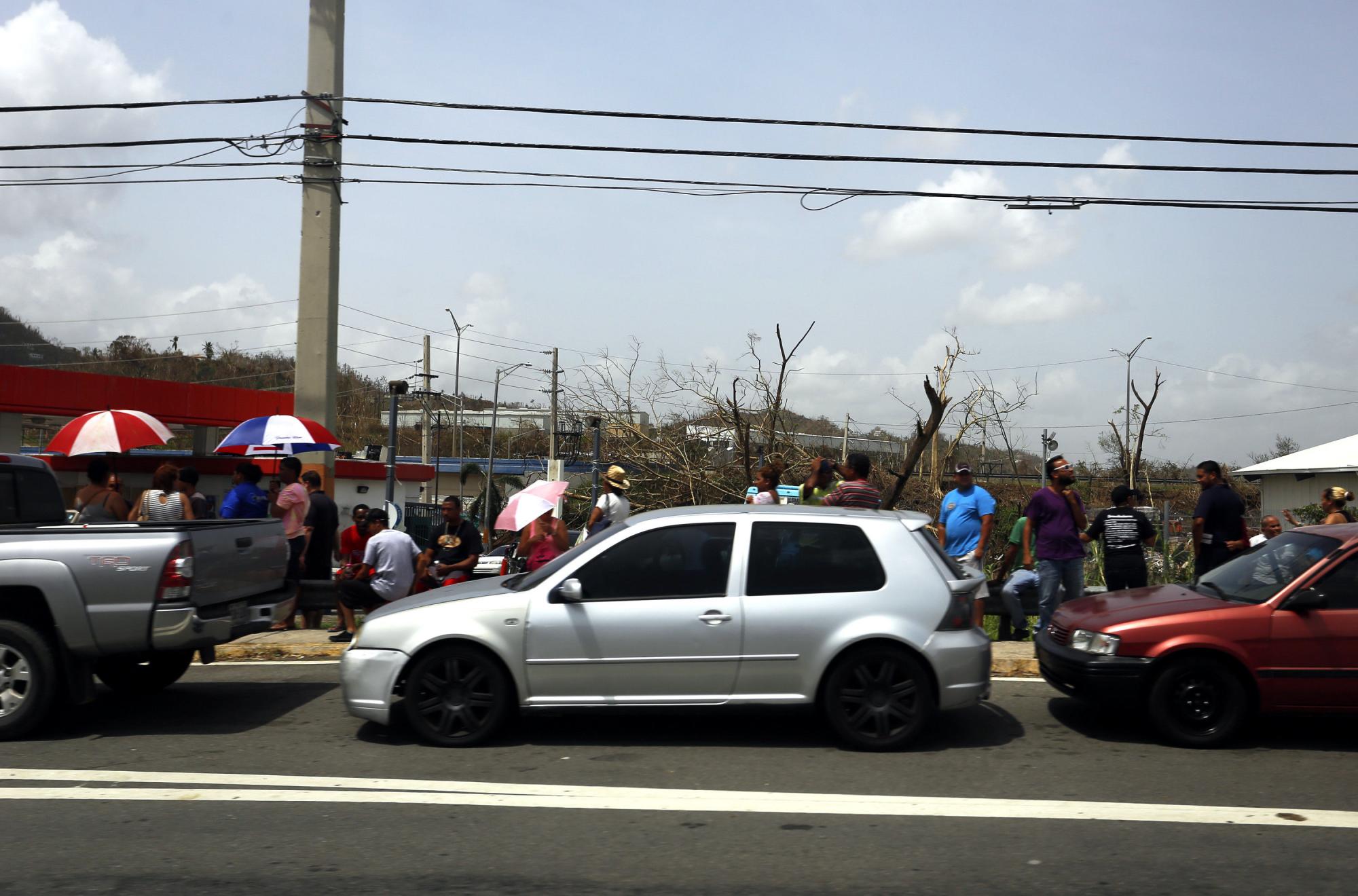 Habitantes con sus vehículos hacen fila para cargar combustible en Guaynabo, Puerto Rico, el martes 26 de septiembre de 2017.  