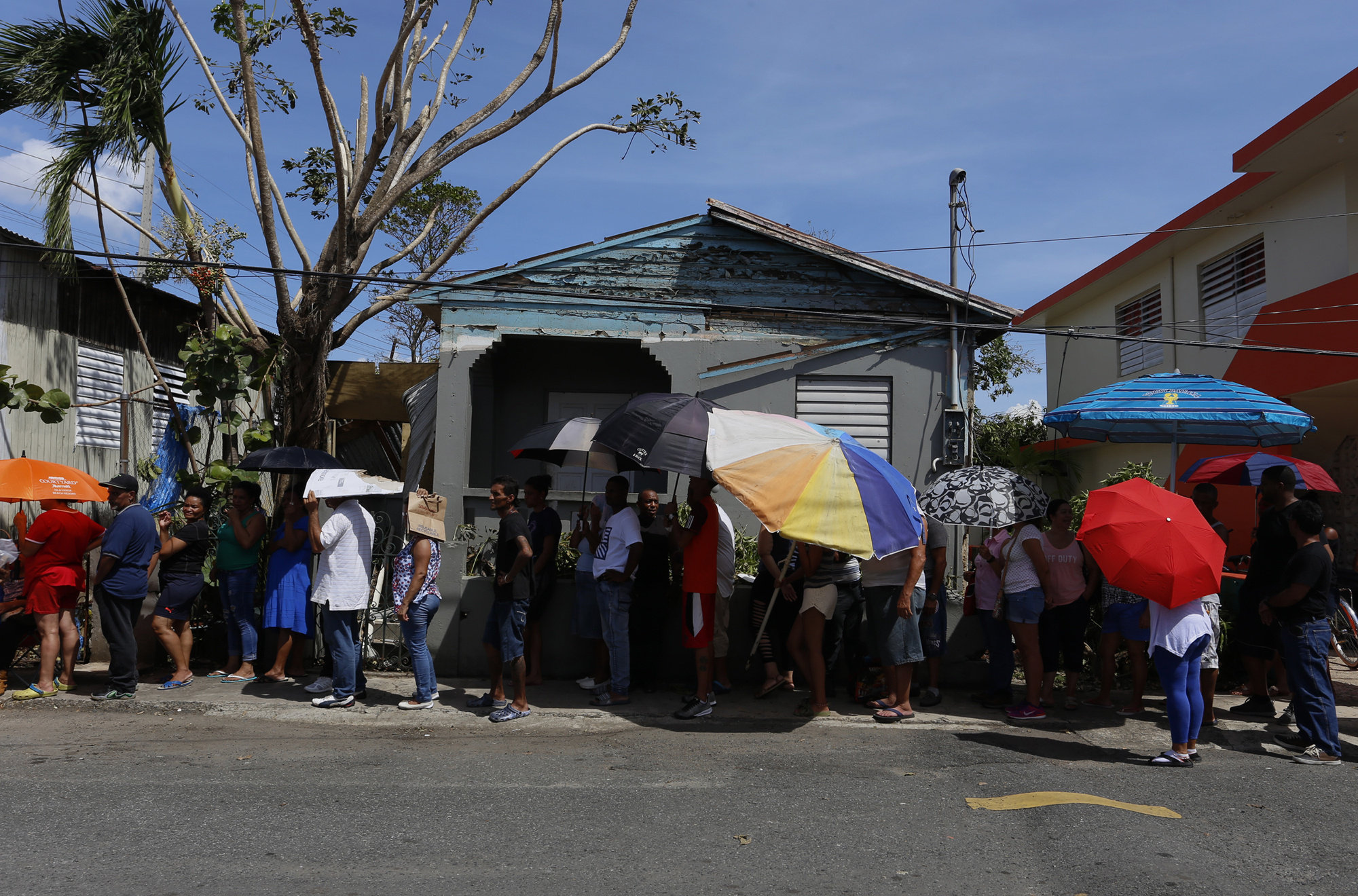 Habitantes del barrio Obrero, Santurce, hacen fila para recibir ayudas tras el paso del huracán María, el domingo 24 de septiembre de 2017, en San Juan (P. Rico). 