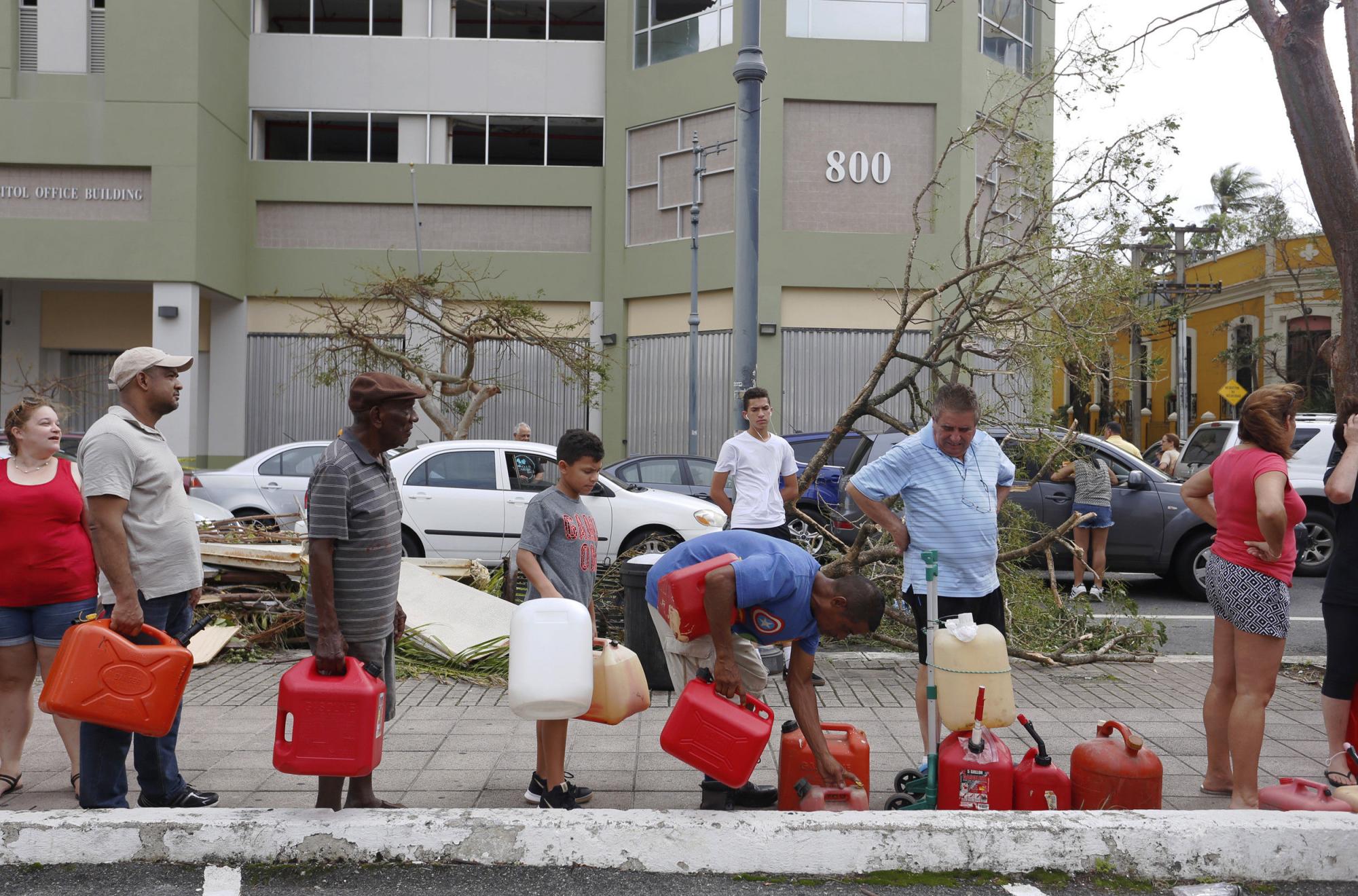 Un grupo de personas hace fila para comprar gasolina el viernes 22 de septiembre de 2017, en San Juan (Puerto Rico). 