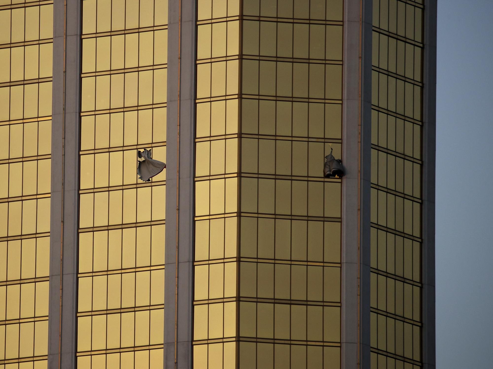 Las ventanas rotas desde las habitaciones del piso 32 de Mandalay Bay.
