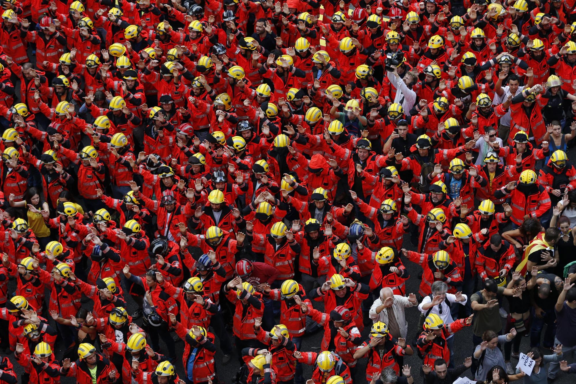 Numerosos manifestantes se han concentrado ante la delegación del Gobierno en la que ha tomado un protagonismo especial un grupo numeroso de bomberos de Barcelona uniformados que ha secundando la jornada de paro, avalada por algunos sindicatos, entidades soberanistas y otras formaciones, en protesta por la actuación policial.