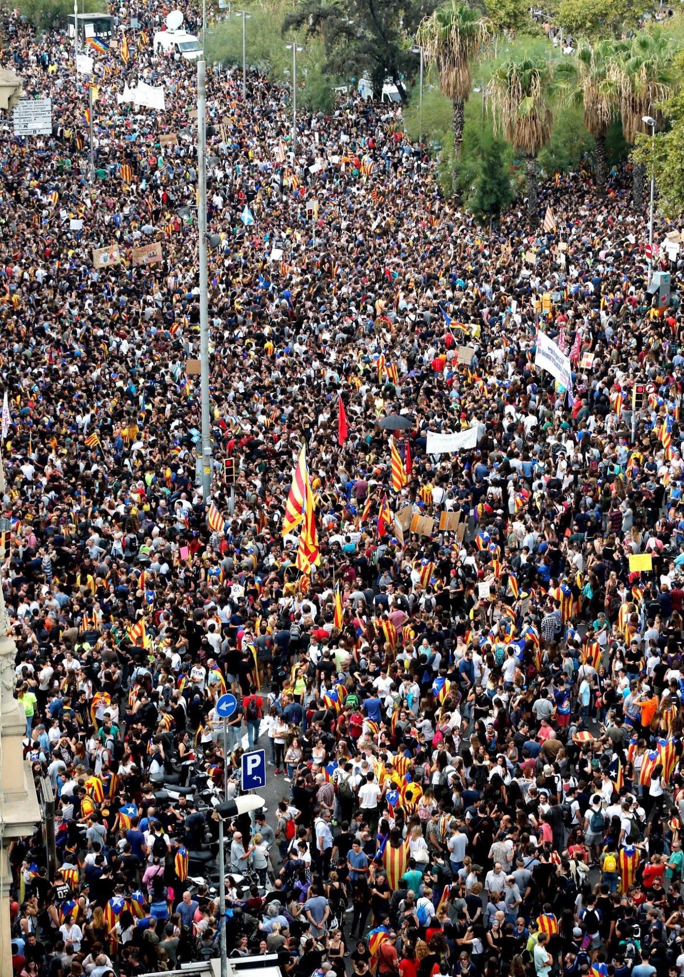 Miles de personas se manifiestan por el centro de Barcelona apoyando la jornada de paro, avalada por algunos sindicatos, entidades soberanistas y otras formaciones , en protesta por la actuación policial durante el referéndum organizado el domingo por la Generalitat a pesar de la suspensión del Tribunal Constitucional. 