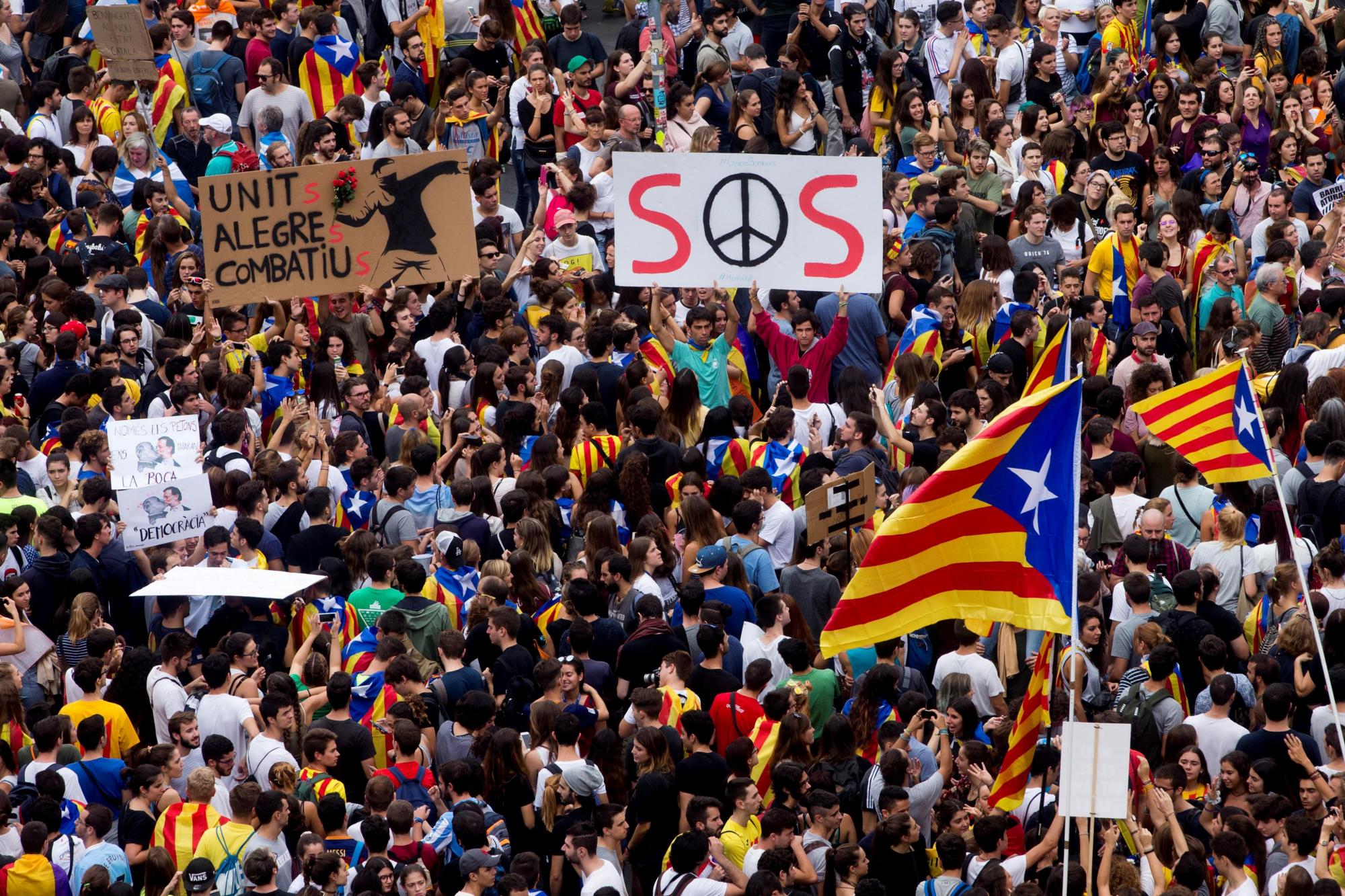 Miles de personas, según la Guardia Urbana, la mayoría estudiantes, se han concentrado hoy en la plaza de Catalunya de Barcelona en protesta por la violencia policial de ayer durante la celebración del referéndum convocado por el Govern y suspendido por el Tribunal Constitucional.