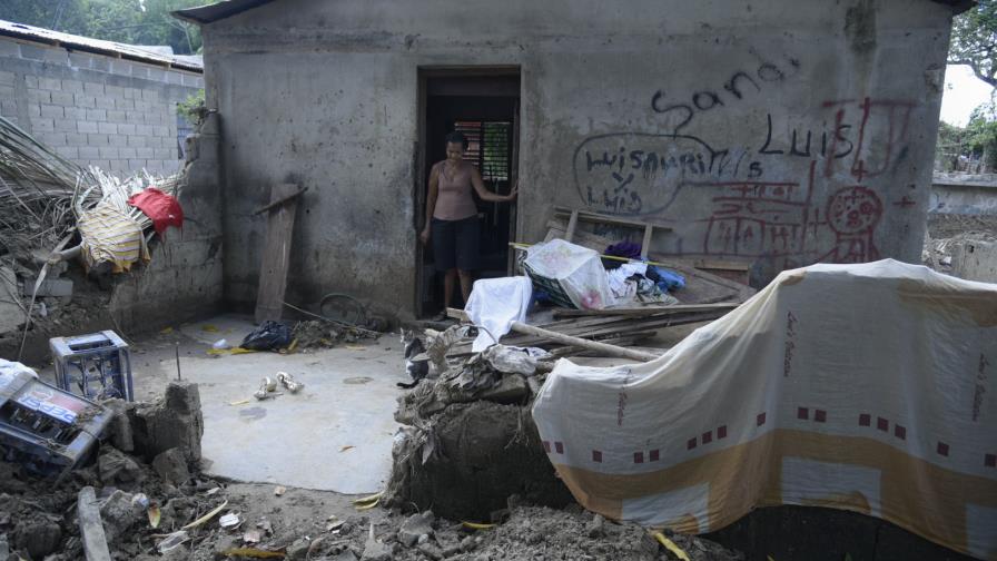 Diez días después de María la gente saca lodo en San Francisco de Macorís