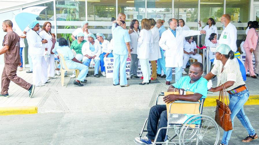 Médicos paralizan los hospitales y Gobierno los tilda de radicales