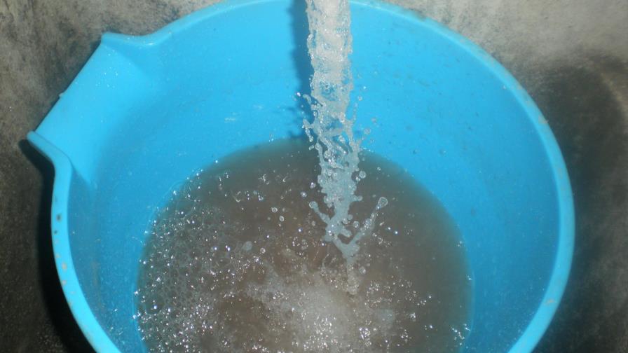 Denuncian agua llega sucia y con mal olor en los Farallones de Santo Domingo Este 