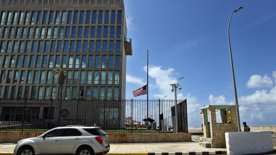 EE.UU. eleva la tensión con Cuba al expulsar a 15 funcionarios cubanos