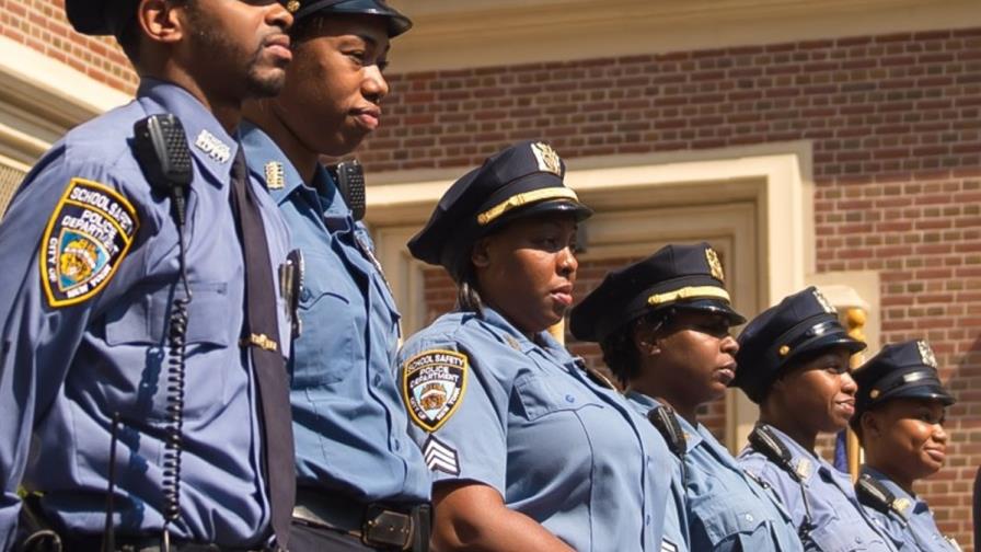 Confiscan 328 armas en escuelas de Nueva York en tres meses Confiscan 328 armas en escuelas de Nueva York en tres meses