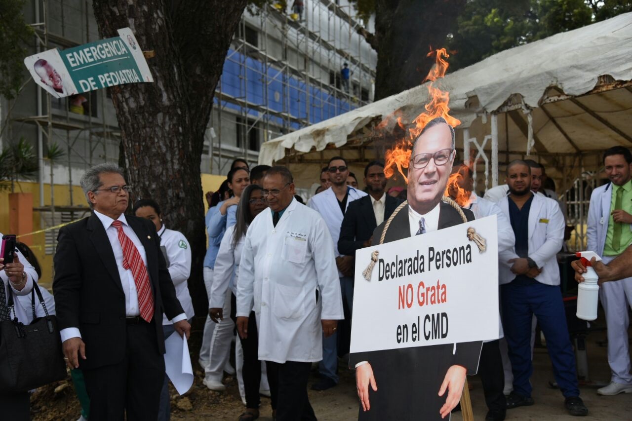 Los médicos queman un muñeco con la imagen del director del Servicio Nacional de Salud (SNS), Nelson Rodríguez Monegro.