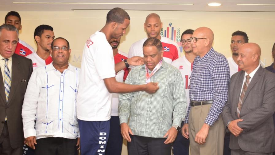 Danilo Díaz agasaja a la selección nacional de voleibol Masculino