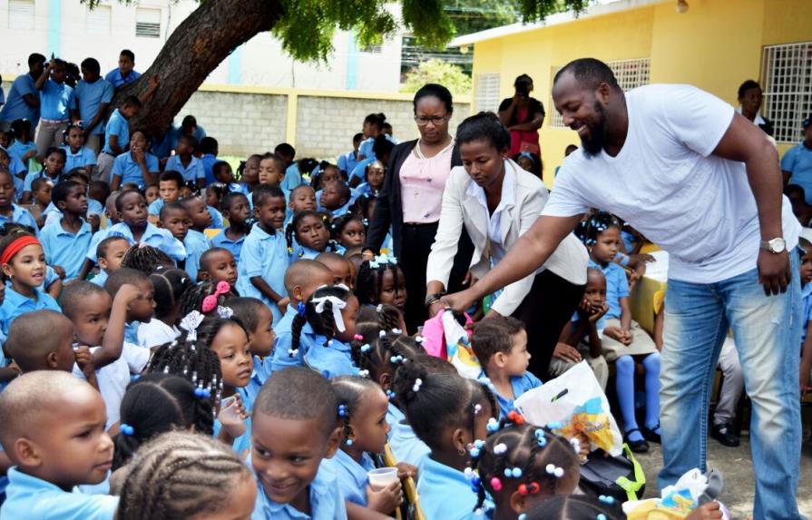 Vladimir Guerrero dona útiles escolares a escuelas de Don Gregorio