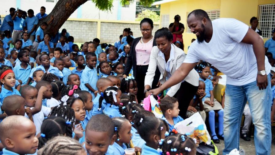 Vladimir Guerrero dona útiles escolares a escuelas de Don Gregorio