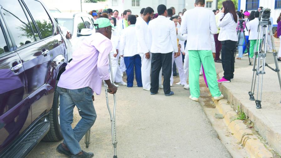 Huelga médica deja a miles sin atención; dicen arreciarán lucha 